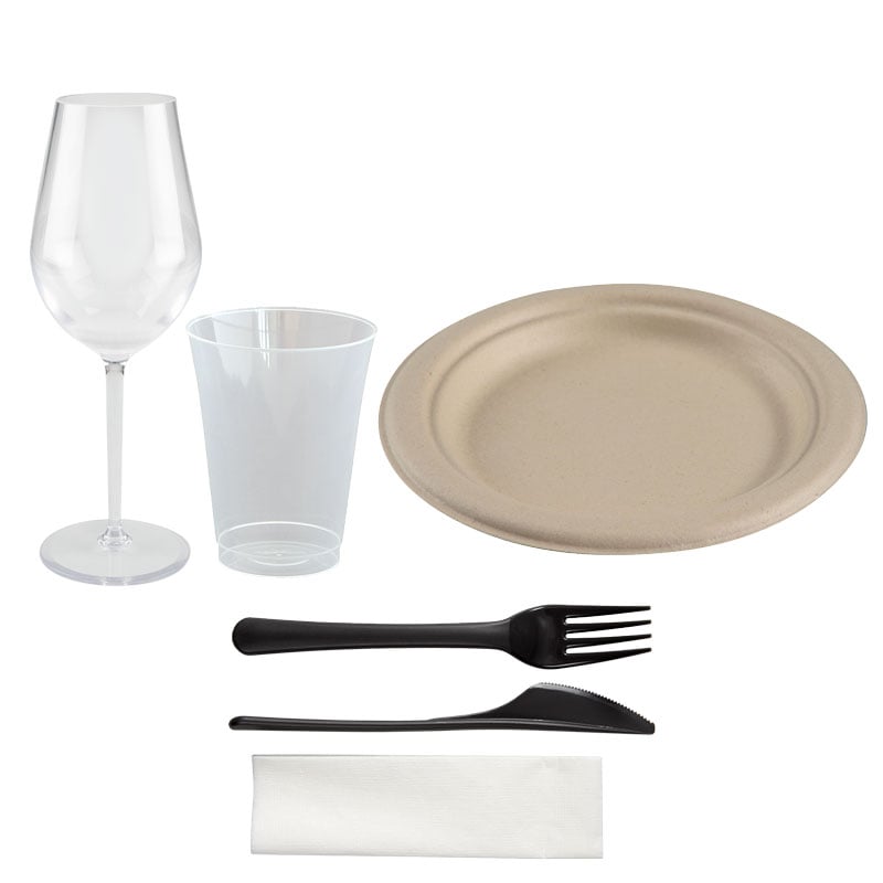 Tallerkner, bestik og plastglas