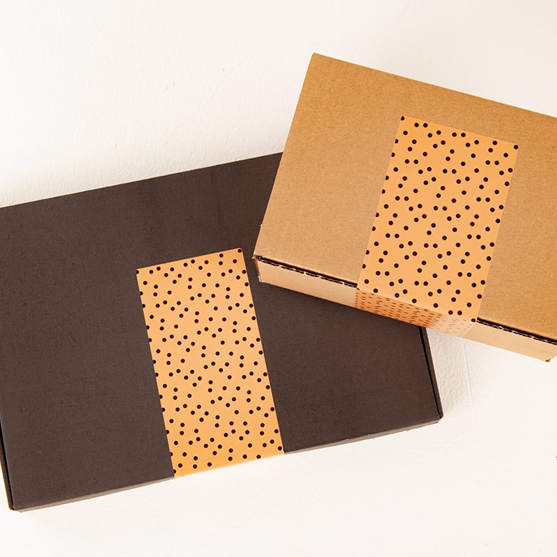 Lukkeetiket dots abrikos/sort - Forsendelsesemballage